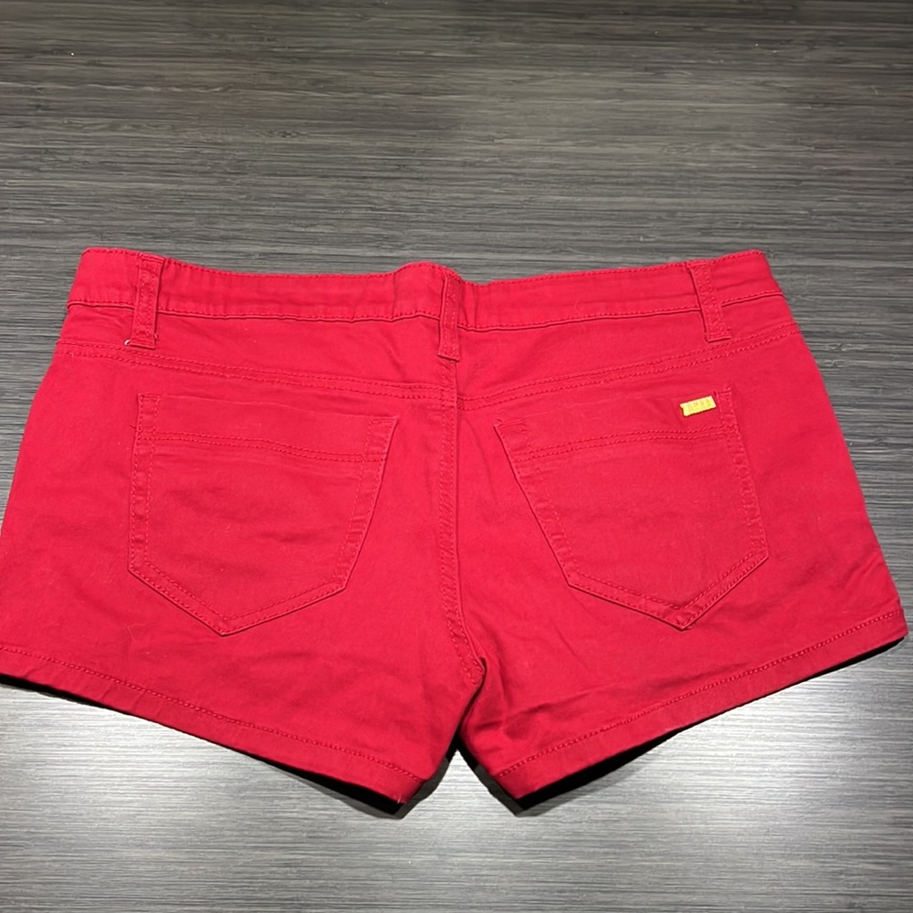 Red shorts - Picture 3 of 4